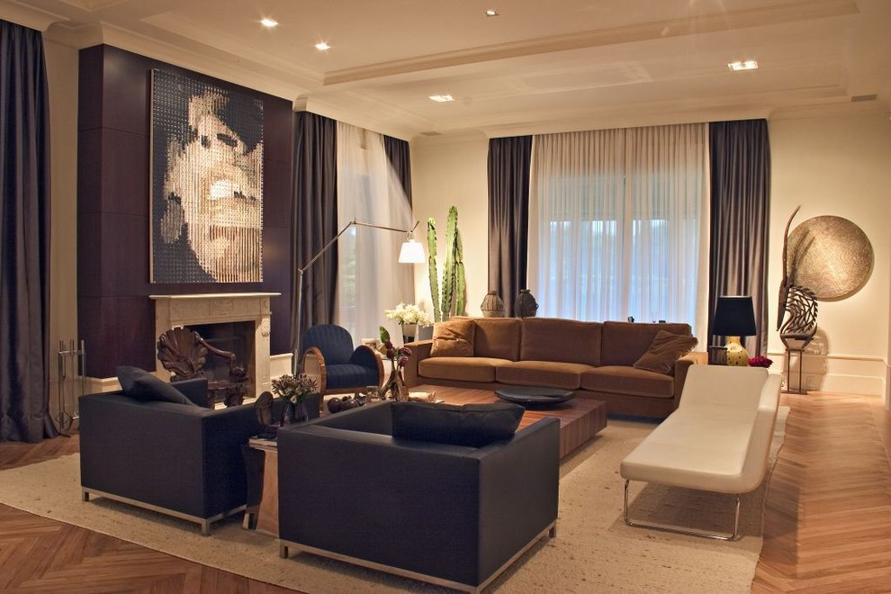 На фото: гостиная комната в современном стиле с бежевыми стенами и акцентной стеной с