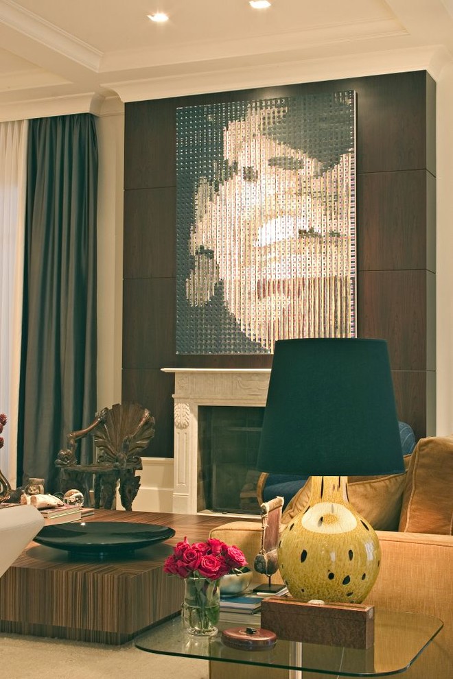 Стильный дизайн: гостиная комната в современном стиле с стандартным камином и красивыми шторами - последний тренд