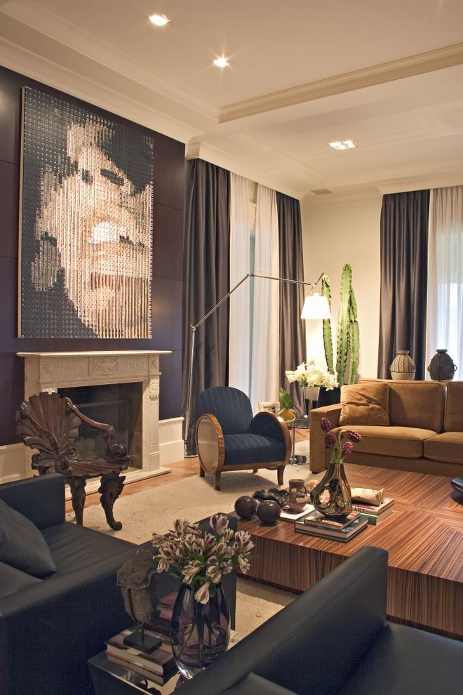 Пример оригинального дизайна: гостиная комната в современном стиле с стандартным камином и акцентной стеной