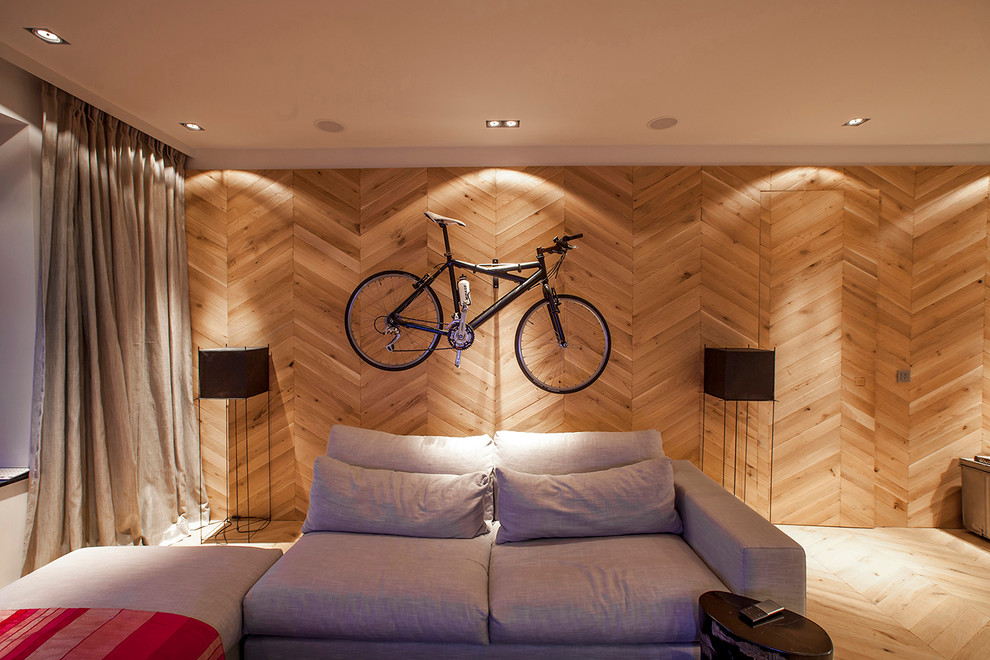 Imagen de salón actual con suelo de madera clara y cortinas