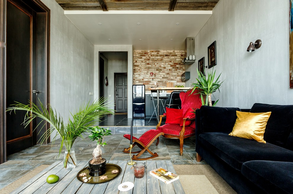 Источник вдохновения для домашнего уюта: открытая, объединенная гостиная комната в стиле фьюжн с серыми стенами, полом из керамической плитки и серым полом