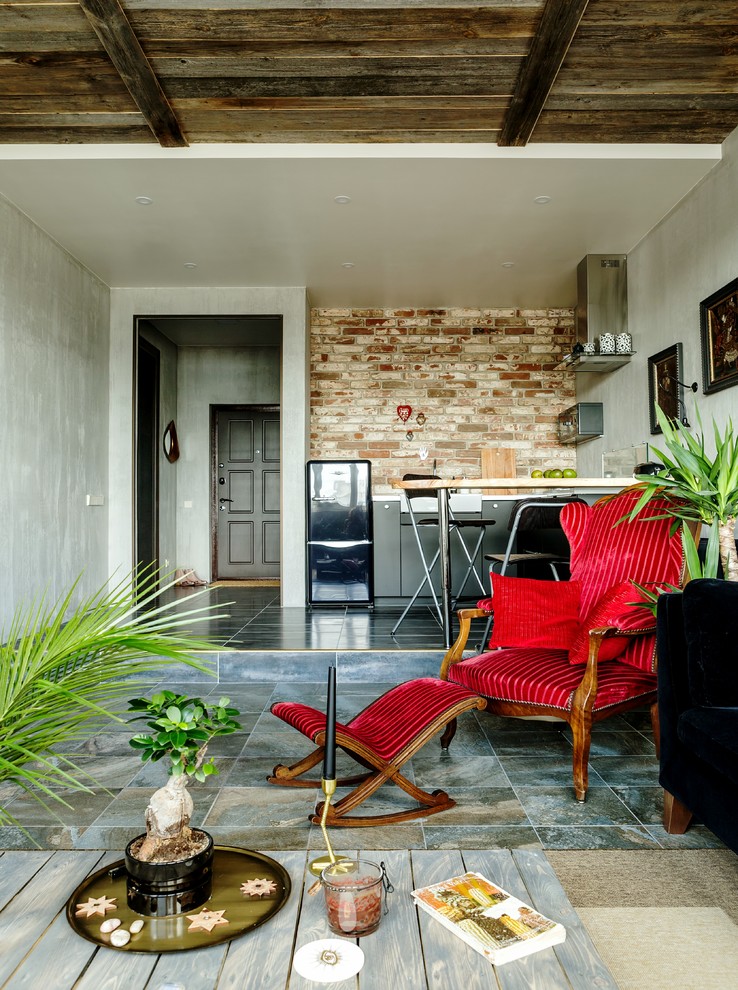 На фото: объединенная гостиная комната в стиле фьюжн с серыми стенами, полом из керамической плитки и тюлем на окнах