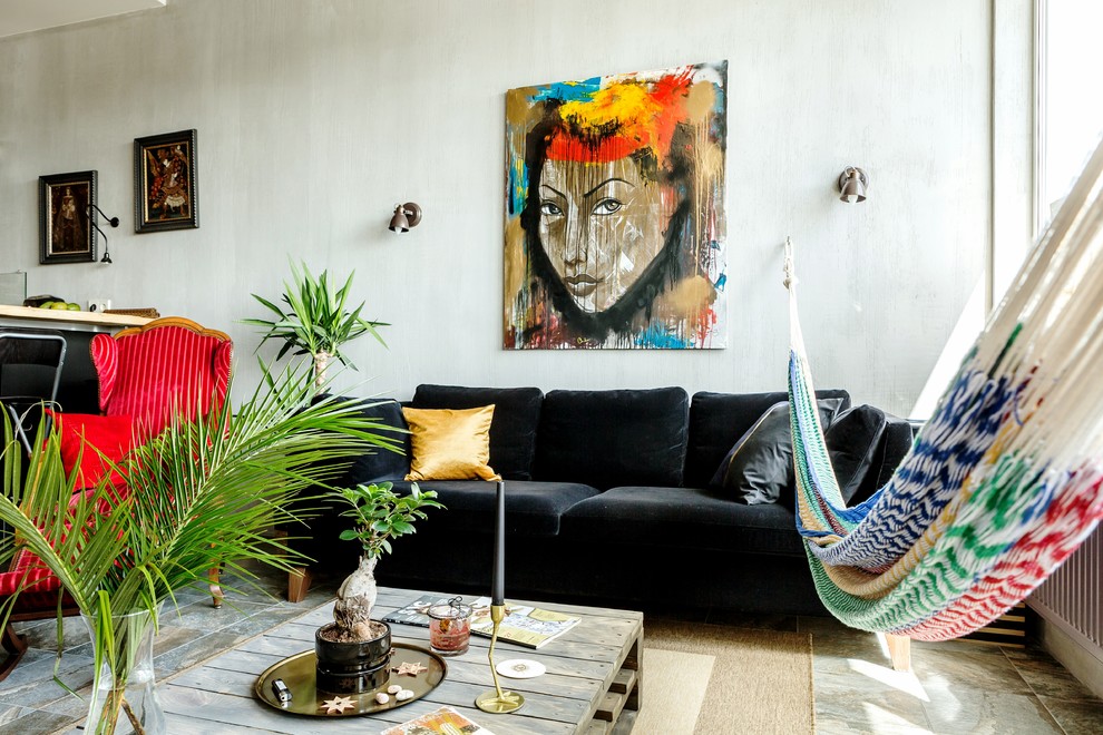 Eklektisches Wohnzimmer mit grauer Wandfarbe und Keramikboden in Moskau