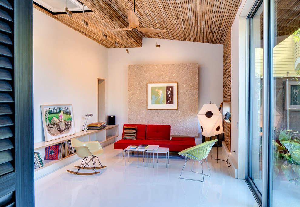 Стильный дизайн: маленькая открытая гостиная комната в современном стиле с музыкальной комнатой и белыми стенами без камина, телевизора для на участке и в саду - последний тренд