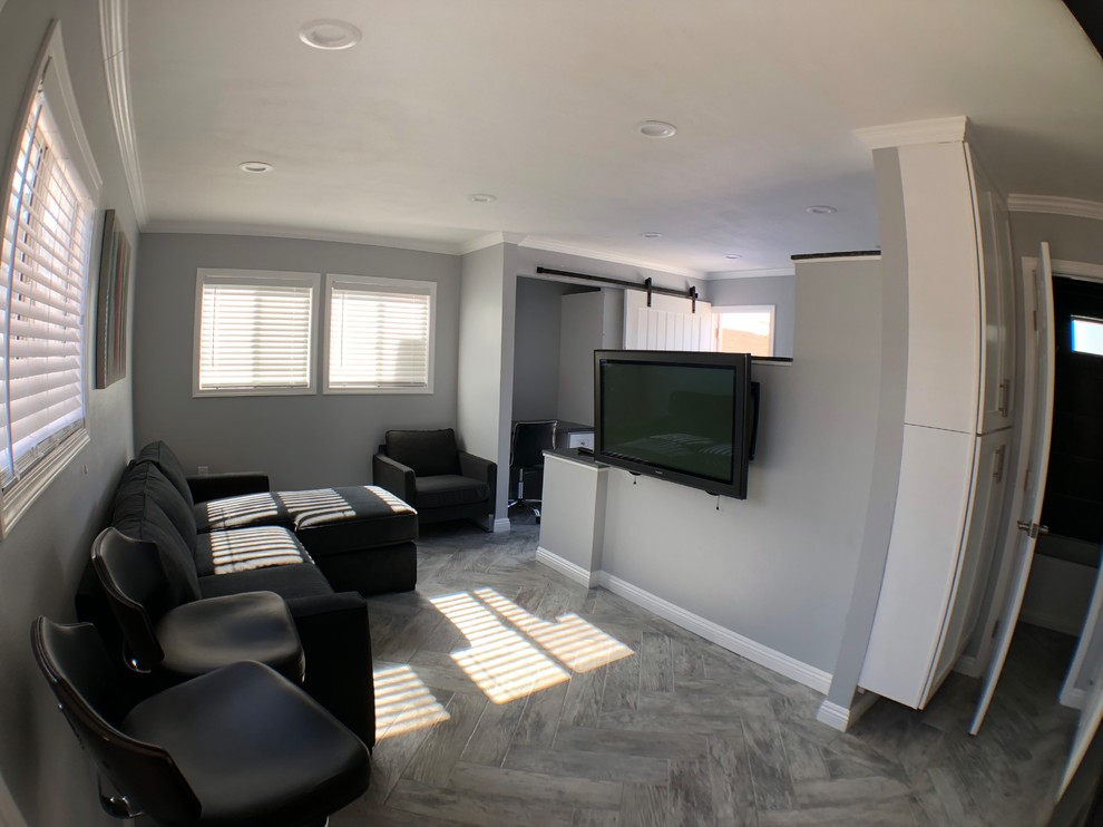 Kleines, Offenes Modernes Wohnzimmer mit grauer Wandfarbe, Porzellan-Bodenfliesen, TV-Wand und grauem Boden in San Diego