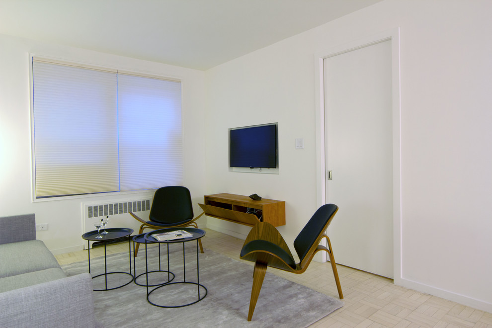 Diseño de salón con barra de bar tipo loft escandinavo pequeño con paredes blancas, suelo de madera clara, televisor colgado en la pared y suelo blanco