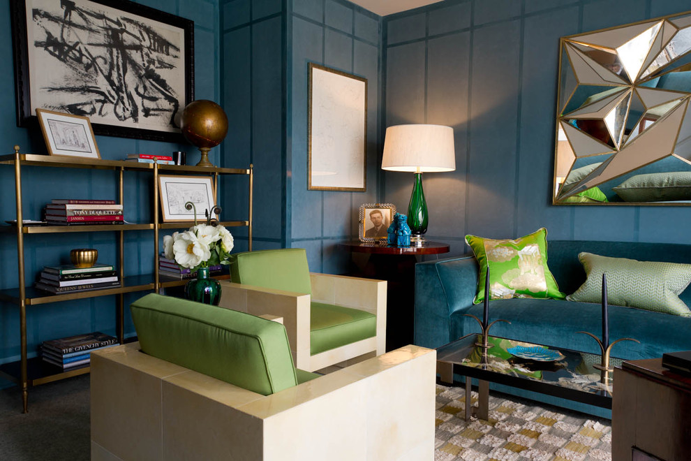 Cette image montre un salon design avec un mur bleu et une bibliothèque ou un coin lecture.
