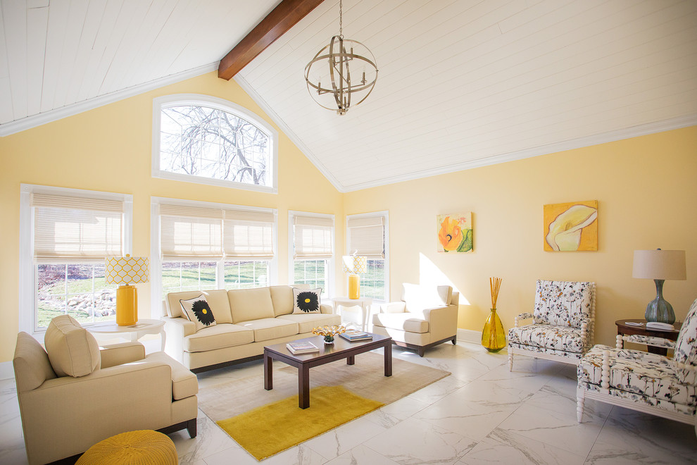 Стильный дизайн: парадная гостиная комната в стиле неоклассика (современная классика) с желтыми стенами, мраморным полом и белым полом без камина - последний тренд