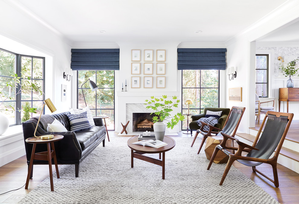 Repräsentatives Landhaus Wohnzimmer mit weißer Wandfarbe, braunem Holzboden, Kamin und Kaminumrandung aus Stein in Portland