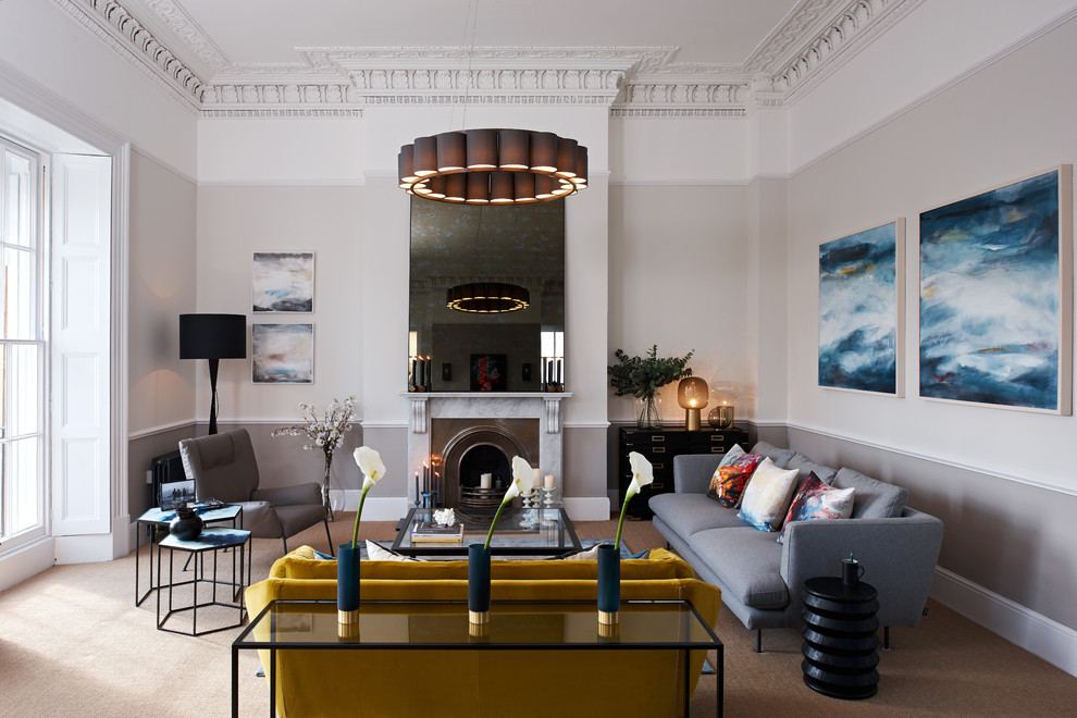 Mittelgroßes, Fernseherloses, Repräsentatives Modernes Wohnzimmer mit Teppichboden, grauer Wandfarbe, Kamin und beigem Boden in Gloucestershire