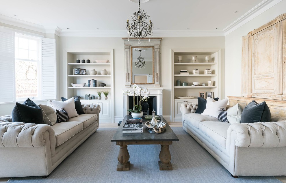 Immagine di un soggiorno classico con sala formale, pareti beige, camino classico e tappeto
