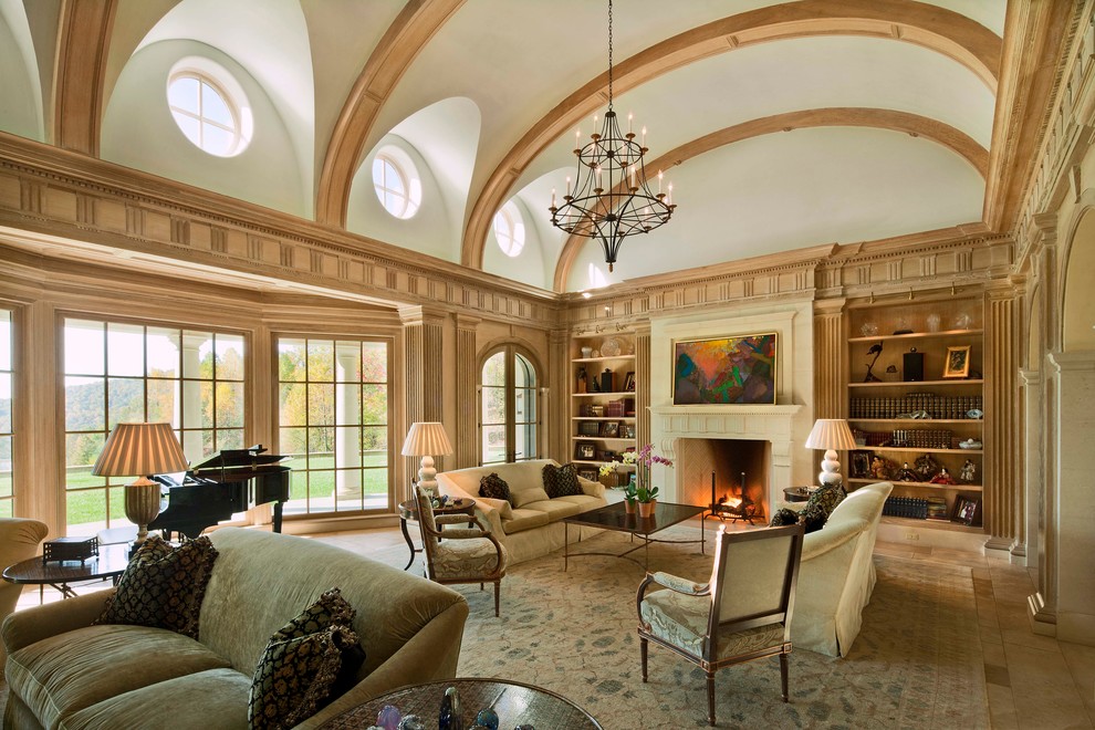 На фото: огромная гостиная комната в классическом стиле с стандартным камином и эркером