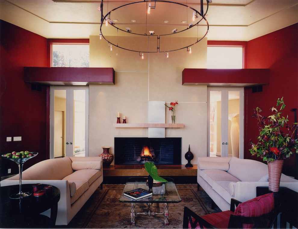 Свежая идея для дизайна: большая открытая гостиная комната в стиле модернизм с красными стенами, темным паркетным полом, стандартным камином и фасадом камина из камня без телевизора - отличное фото интерьера