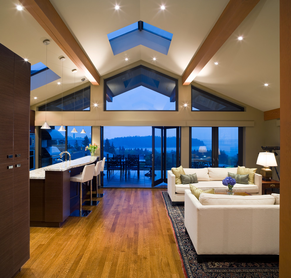 Offenes Modernes Wohnzimmer mit braunem Holzboden in Vancouver