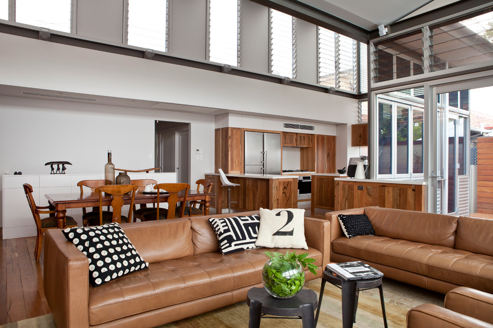 Ejemplo de salón abierto tradicional renovado grande con paredes blancas y suelo de madera en tonos medios