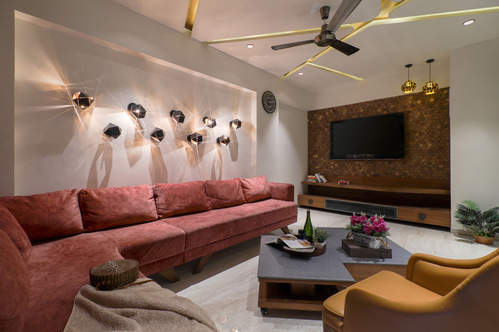 Cette image montre un grand salon design ouvert avec un mur beige, un téléviseur encastré et un sol beige.