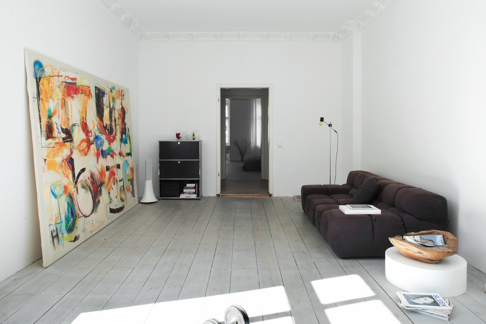 Mittelgroßes, Repräsentatives, Offenes Modernes Wohnzimmer mit weißer Wandfarbe und hellem Holzboden in Berlin