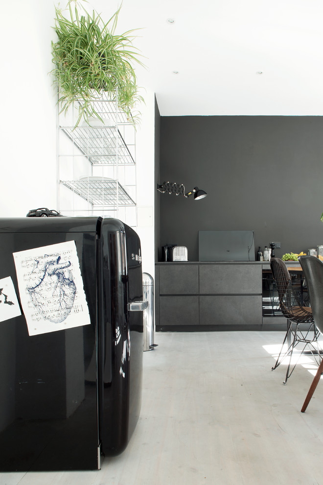 Mittelgroßes, Repräsentatives, Offenes Modernes Wohnzimmer mit hellem Holzboden und schwarzer Wandfarbe in Berlin