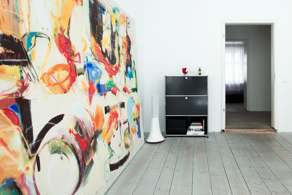 Mittelgroßes, Repräsentatives, Offenes Modernes Wohnzimmer mit weißer Wandfarbe und hellem Holzboden in Berlin