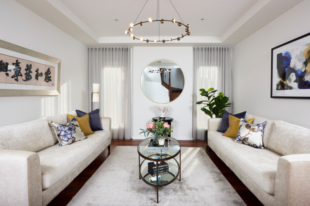 Immagine di un soggiorno design con sala formale, pareti bianche, parquet scuro, nessun camino, pavimento marrone e soffitto ribassato
