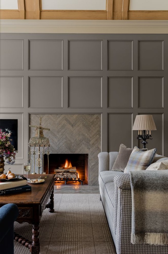 Cette image montre un grand salon marin ouvert avec un mur gris et une cheminée standard.
