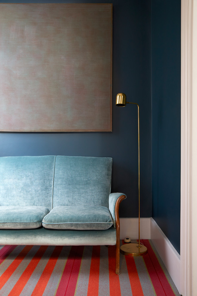 Großer Moderner Flur mit blauer Wandfarbe, Teppichboden und orangem Boden in London