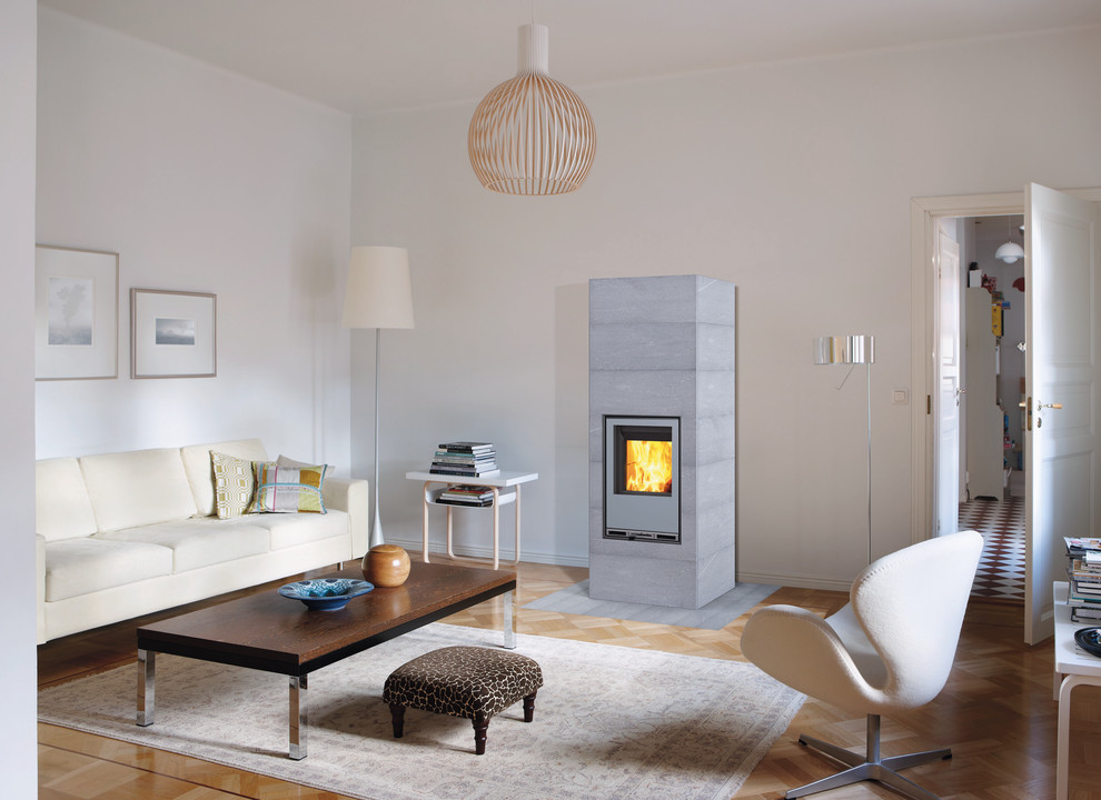 Идея дизайна: огромная гостиная комната в скандинавском стиле с печью-буржуйкой