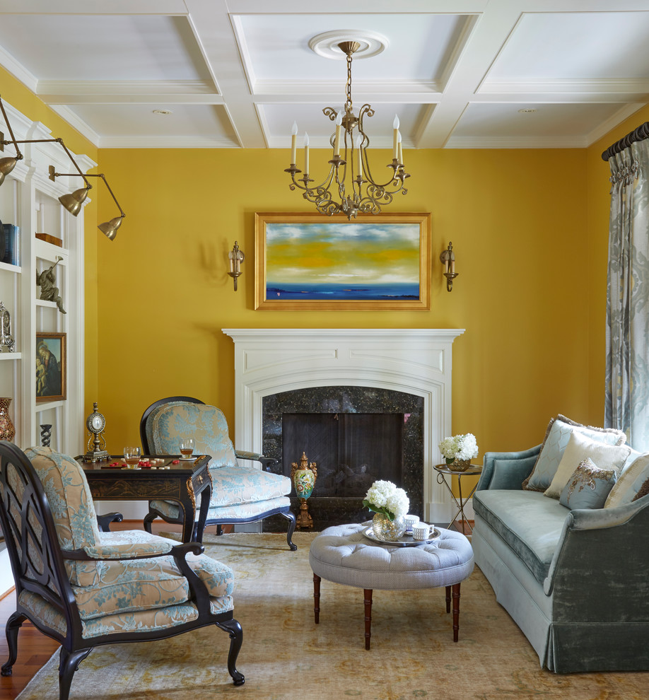 Aménagement d'un salon classique fermé avec un mur jaune, parquet foncé, une cheminée standard, aucun téléviseur et un sol marron.
