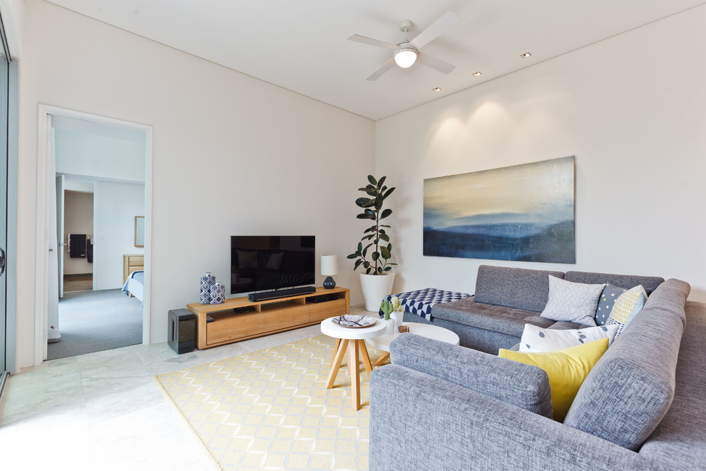 Imagen de salón contemporáneo con paredes blancas, televisor independiente y suelo blanco