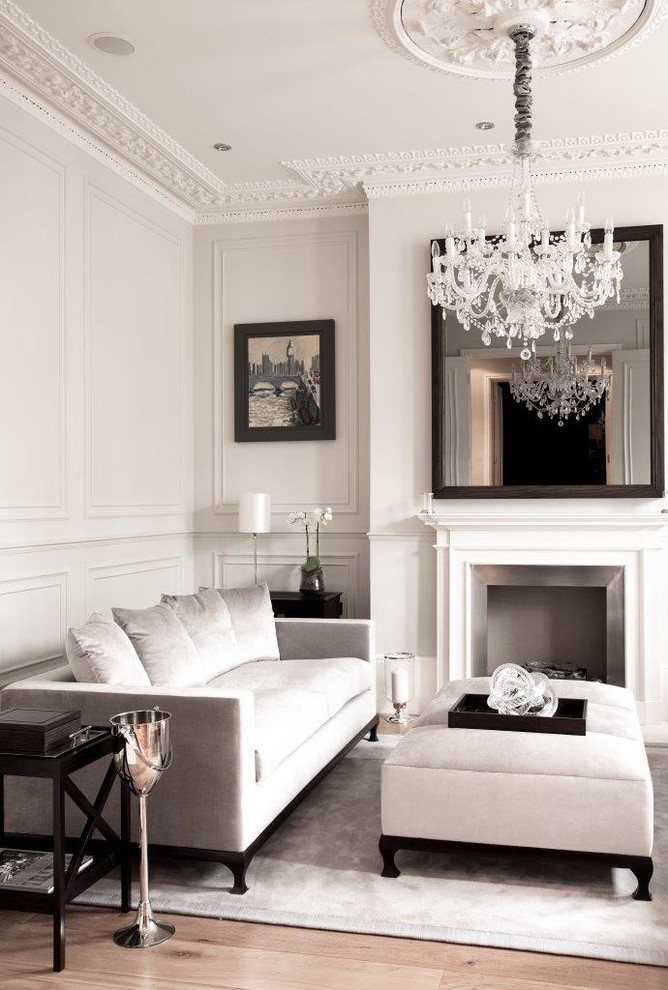 Пример оригинального дизайна: большая парадная, изолированная гостиная комната в классическом стиле с белыми стенами, деревянным полом, стандартным камином, фасадом камина из камня и коричневым полом без телевизора