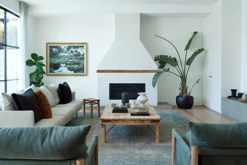 Modernes Wohnzimmer mit weißer Wandfarbe, hellem Holzboden, Gaskamin und beigem Boden in Perth