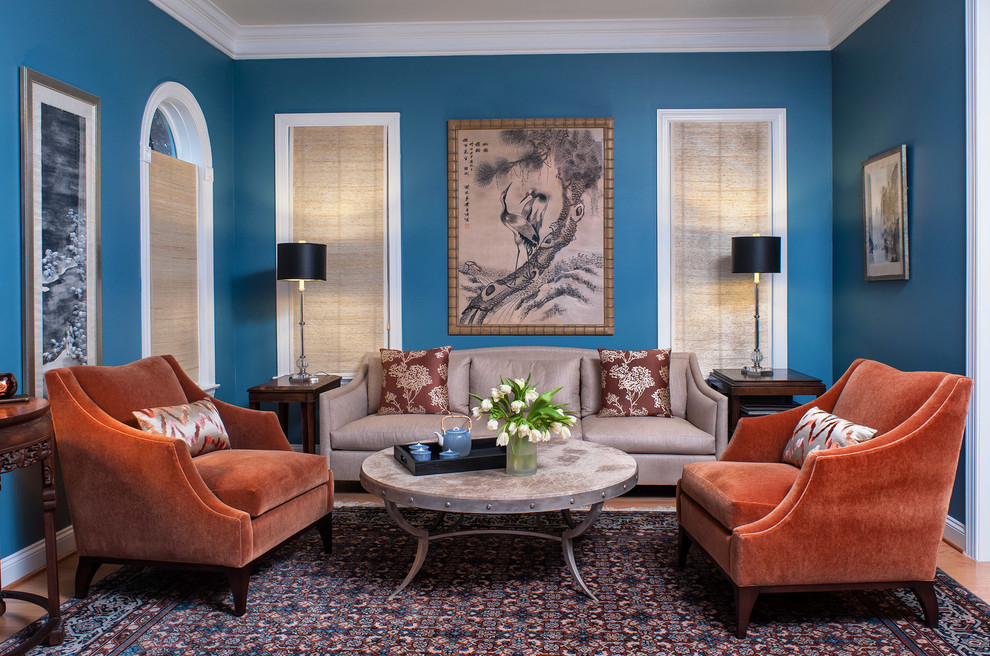 Diseño de salón clásico con paredes azules