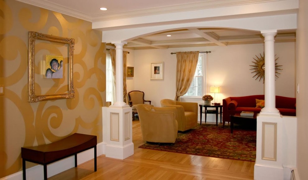 Großes, Abgetrenntes Klassisches Wohnzimmer mit weißer Wandfarbe, braunem Holzboden und braunem Boden in Boston