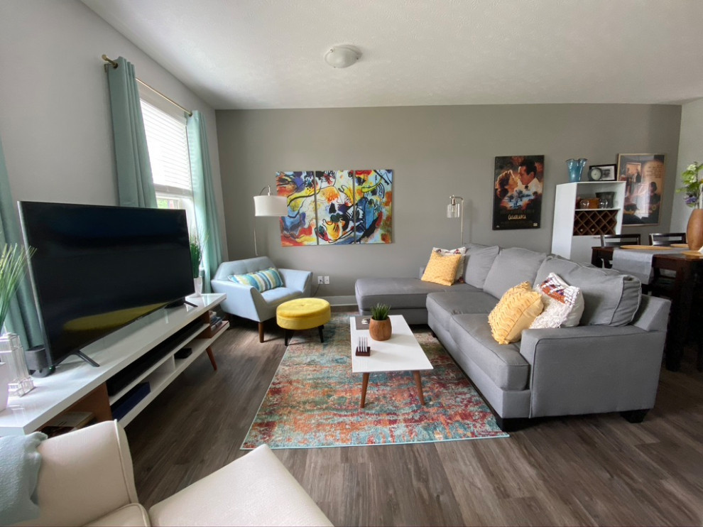 Immagine di un piccolo soggiorno minimalista aperto con pareti grigie, pavimento in vinile e TV autoportante