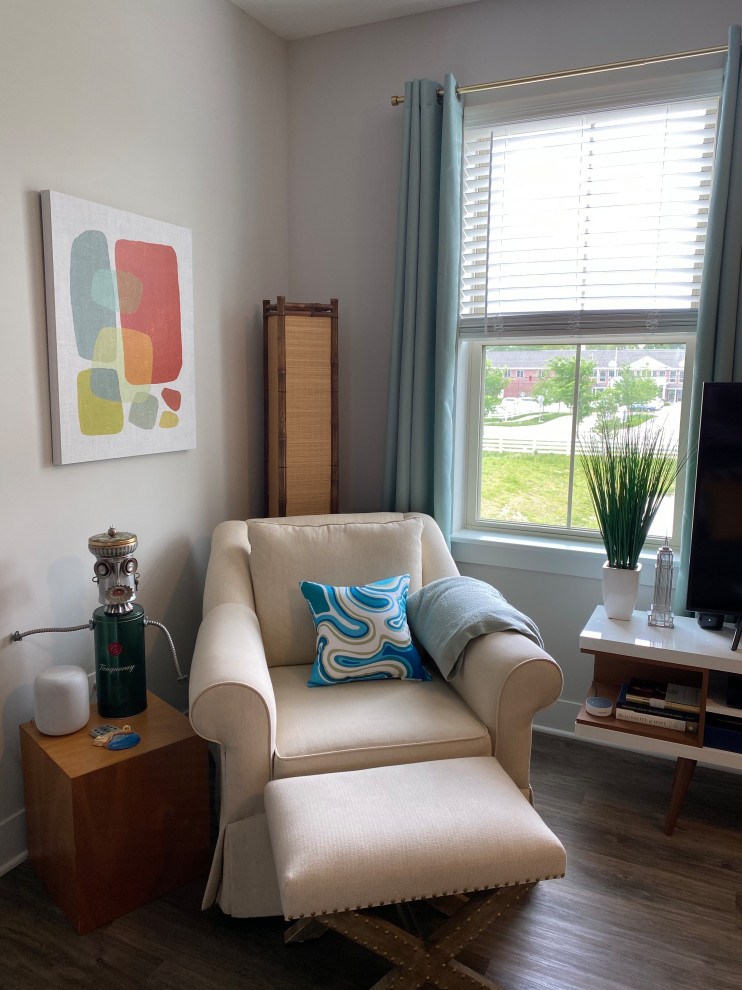 Foto di un piccolo soggiorno minimalista aperto con pareti grigie, pavimento in vinile e TV autoportante