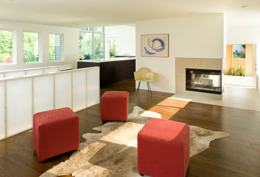 Источник вдохновения для домашнего уюта: открытая гостиная комната среднего размера в стиле модернизм с белыми стенами, паркетным полом среднего тона, угловым камином и фасадом камина из плитки