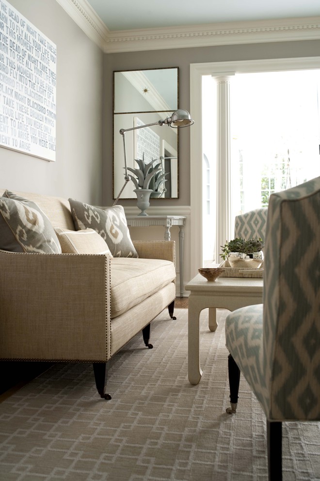 Пример оригинального дизайна: гостиная комната в классическом стиле с серыми стенами
