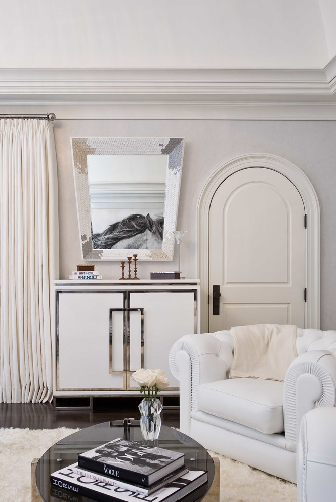 На фото: гостиная комната в стиле неоклассика (современная классика) с белыми стенами и темным паркетным полом