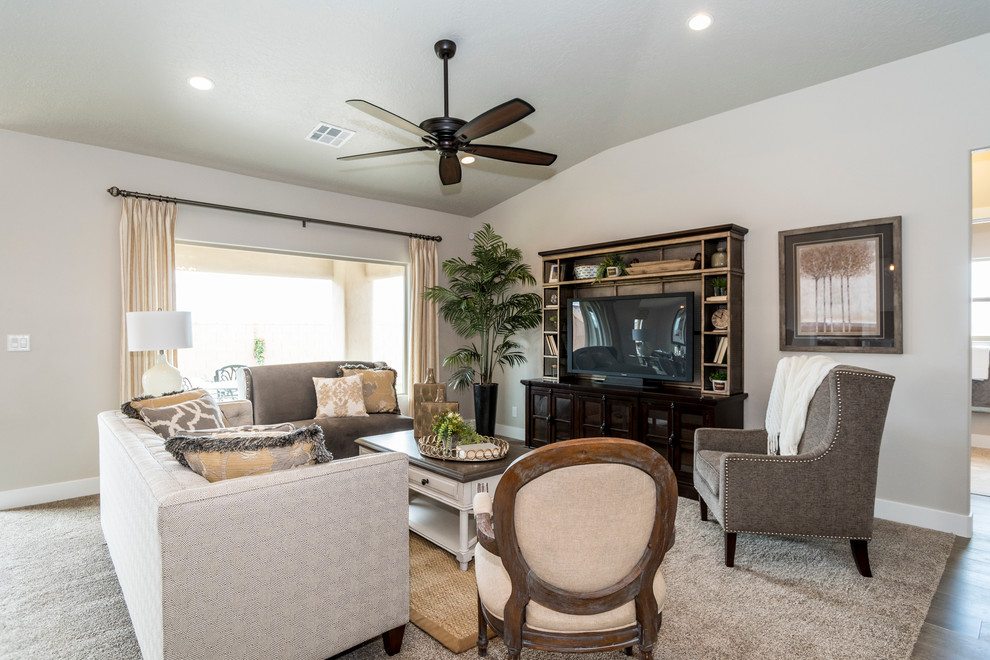 Foto di un grande soggiorno classico aperto con pareti beige, parquet scuro e TV autoportante