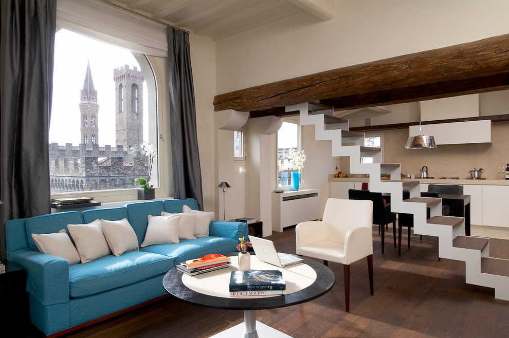 Offenes Modernes Wohnzimmer mit weißer Wandfarbe und dunklem Holzboden in Florenz