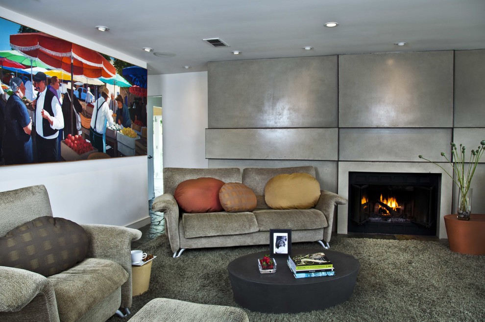 サンディエゴにある高級な中くらいなビーチスタイルのおしゃれなLDK (ミュージックルーム、グレーの壁、標準型暖炉、コンクリートの暖炉まわり、内蔵型テレビ) の写真