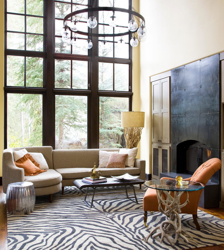 Foto di un soggiorno design con pareti beige e camino classico