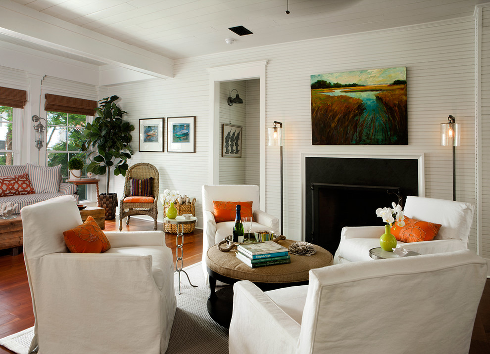 Idee per un soggiorno costiero aperto con sala formale, pareti bianche, pavimento in legno massello medio e camino classico
