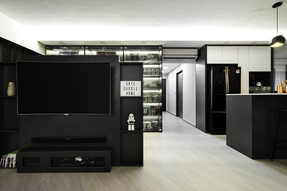 Offenes Modernes Wohnzimmer mit schwarzer Wandfarbe, TV-Wand und grauem Boden in Singapur