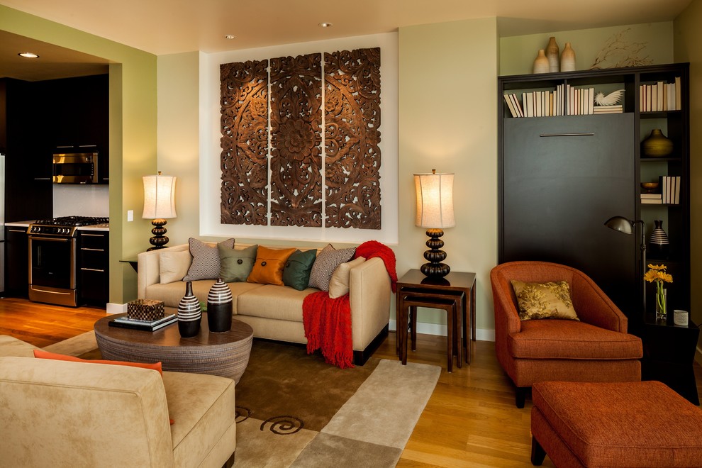 Пример оригинального дизайна: парадная, открытая гостиная комната среднего размера в современном стиле с бежевыми стенами и светлым паркетным полом без камина, телевизора