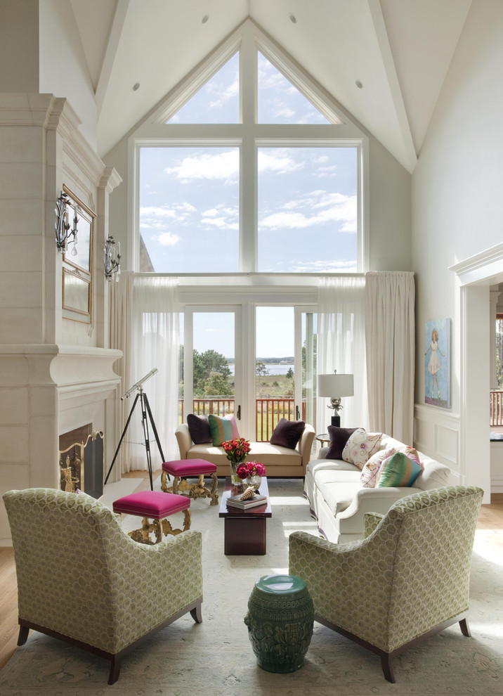 На фото: парадная гостиная комната в современном стиле с белыми стенами, стандартным камином и красивыми шторами без телевизора