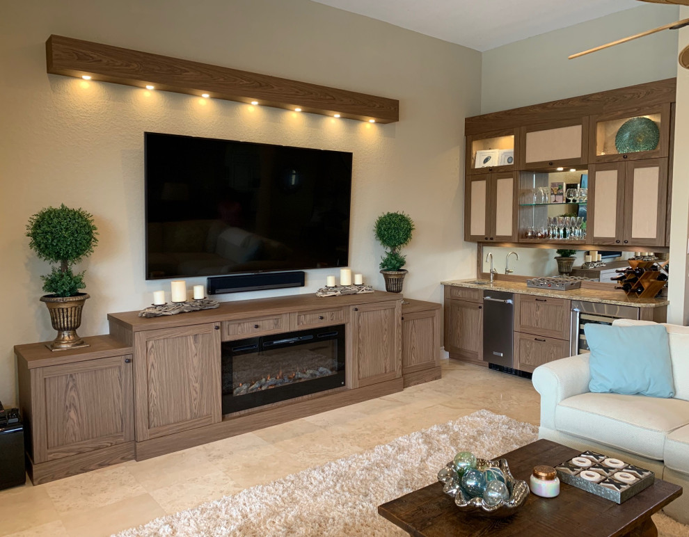 Imagen de salón abierto tradicional renovado grande con paredes beige, suelo de mármol, marco de chimenea de madera, televisor colgado en la pared y suelo beige