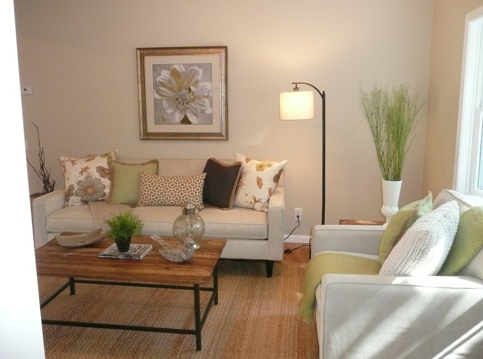 Foto di un soggiorno classico di medie dimensioni e chiuso con pareti beige, parquet chiaro, nessun camino e TV a parete