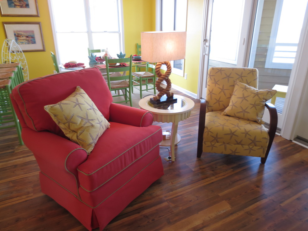 Свежая идея для дизайна: маленькая открытая гостиная комната в морском стиле с желтыми стенами и полом из винила для на участке и в саду - отличное фото интерьера