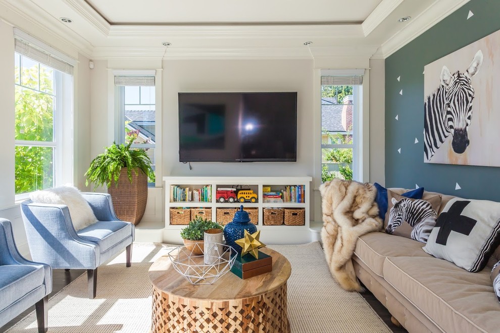 На фото: изолированная гостиная комната среднего размера в стиле модернизм с с книжными шкафами и полками, белыми стенами, полом из фанеры, фасадом камина из дерева, телевизором на стене и коричневым полом